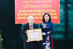 Trao Huy hiệu 80 năm tuổi Đảng tặng đảng viên Đặng Hồng Tinh