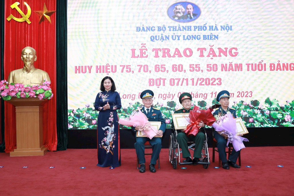 Trao Huy hiệu 80 năm tuổi Đảng tặng đảng viên Đặng Hồng Tinh