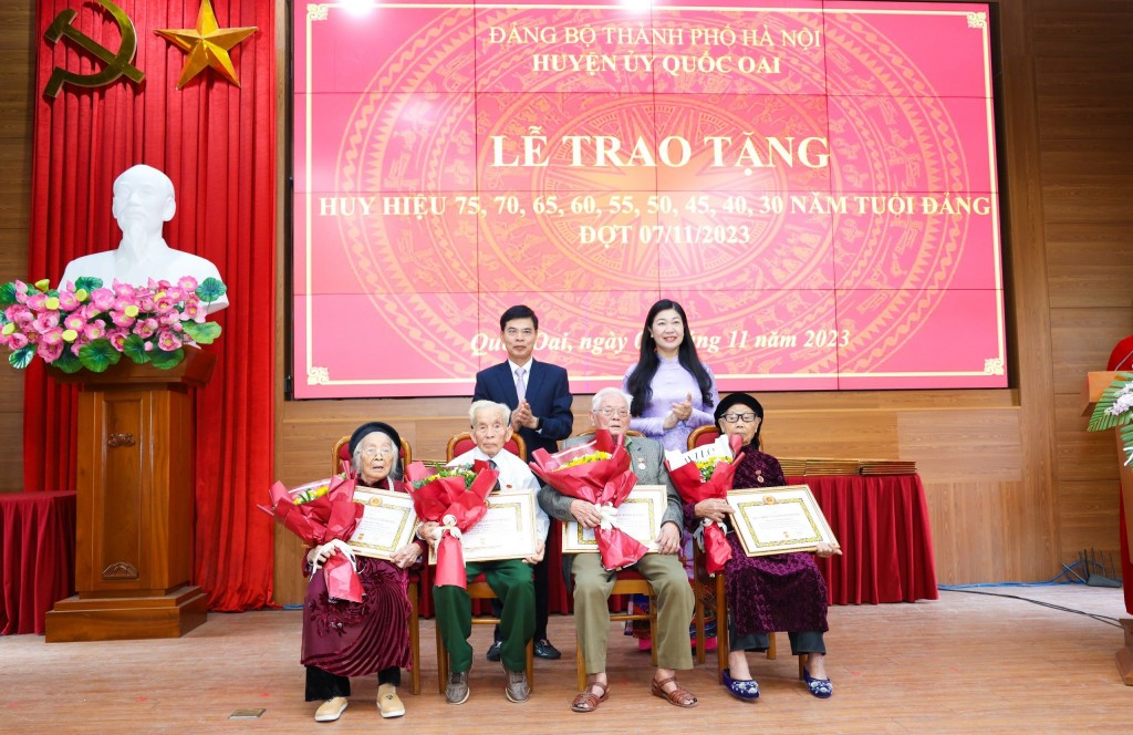 95 đảng viên huyện Quốc Oai được trao tặng Huy hiệu Đảng