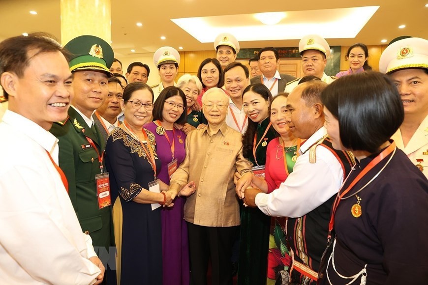 Tổng Bí thư Nguyễn Phú Trọng với đại biểu điển hình tiêu biểu toàn quốc. Ảnh: Trí Dũng/TTXVN