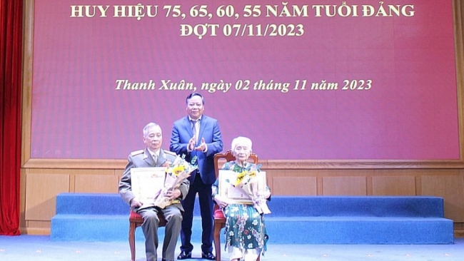 Trao Huy hiệu Đảng cho 431 đảng viên quận Thanh Xuân