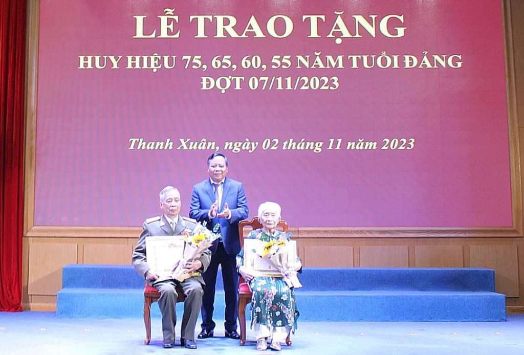 Trao Huy hiệu Đảng cho 431 đảng viên quận Thanh Xuân