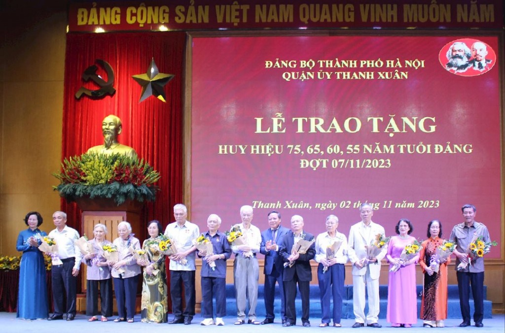 Trao Huy hiệu Đảng cho 431 đảng viên quận Thanh Xuân