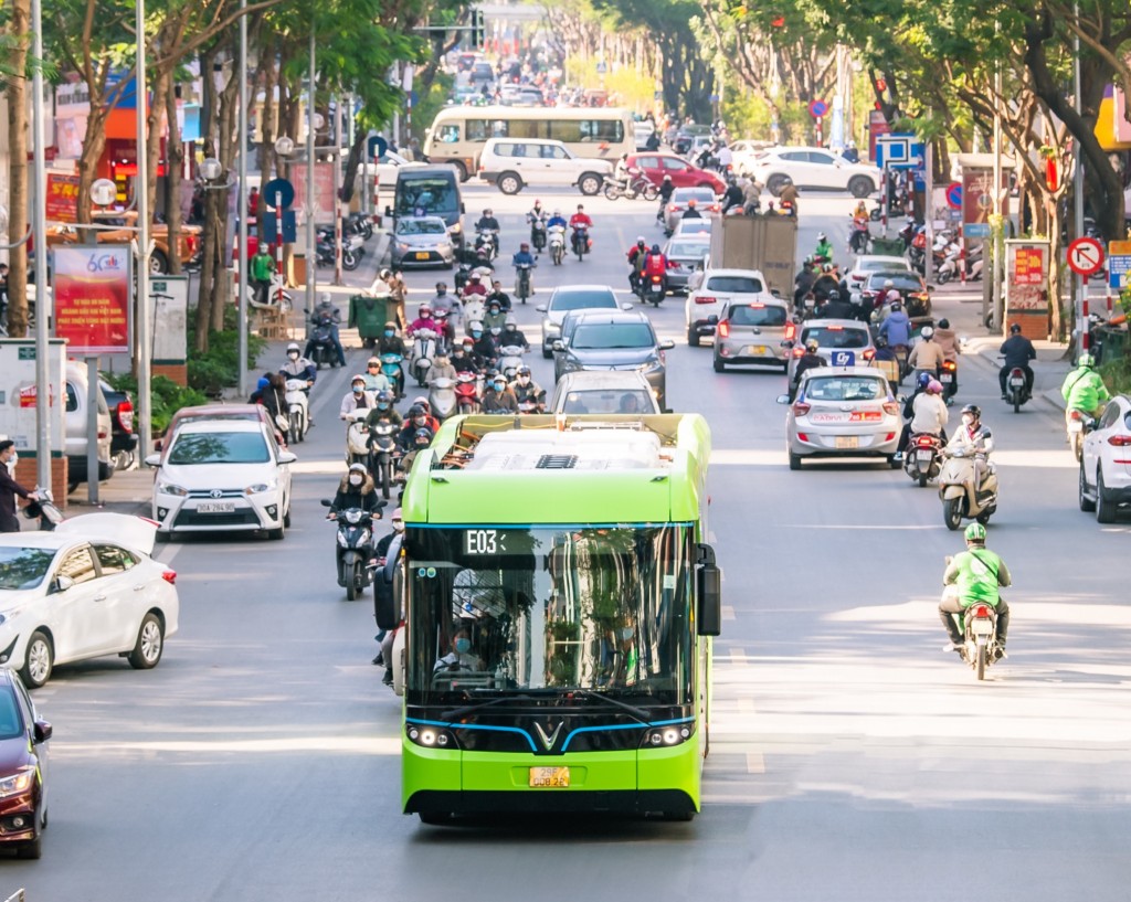 Xe điện VinBus trên đường phố Hà Nội.