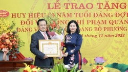 Đồng chí Phạm Quang Nghị được trao tặng Huy hiệu 50 năm tuổi Đảng