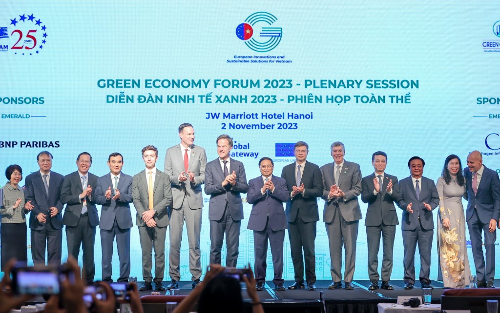 Thủ tướng Phạm Minh Chính và Thủ tướng Hà Lan Mark Rutte cùng các đại biểu dự phiên toàn thể cấp cao của Diễn đàn Kinh tế xanh 2023 - Ảnh: VGP/Nhật Bắc