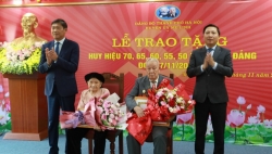 Trưởng ban Dân vận Thành ủy trao huy hiệu Đảng tại huyện Mê Linh