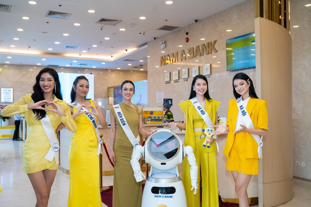 Các thí sinh hào hứng trải nghiệm Robot OPBA