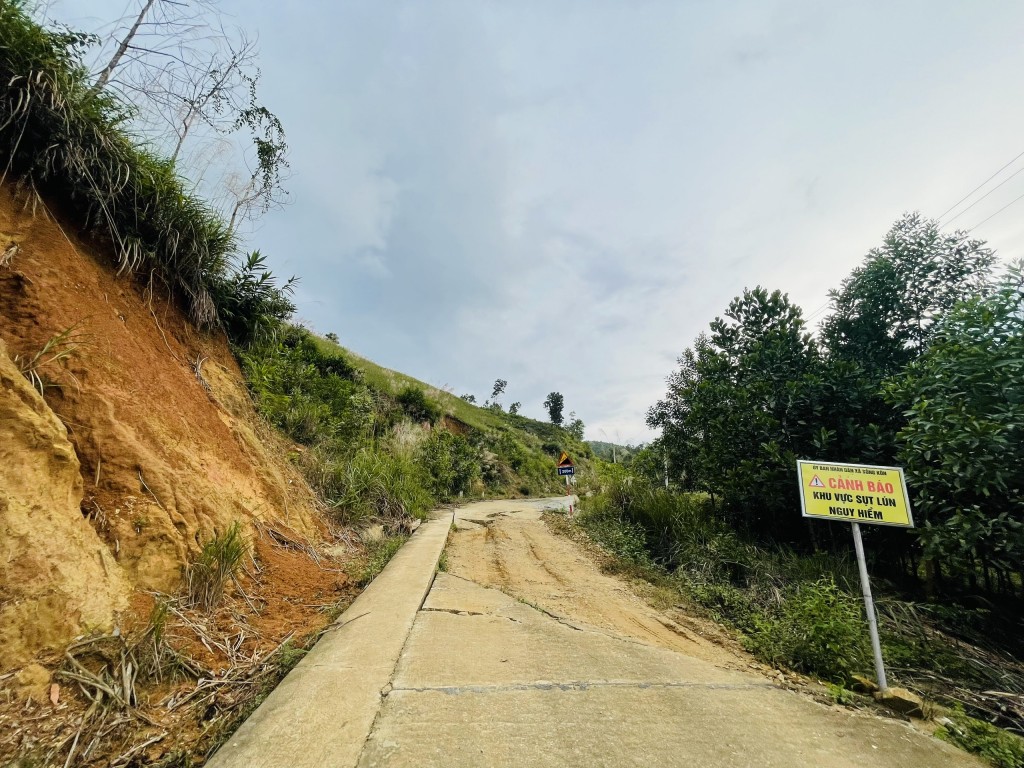 Một khu vực sụt lún nguy hiểm tại xã Sông Kôn, huyện Đông Giang, tỉnh Quảng Nam được chính quyền đặt biển cảnh báo (ảnh Đ.Minh)