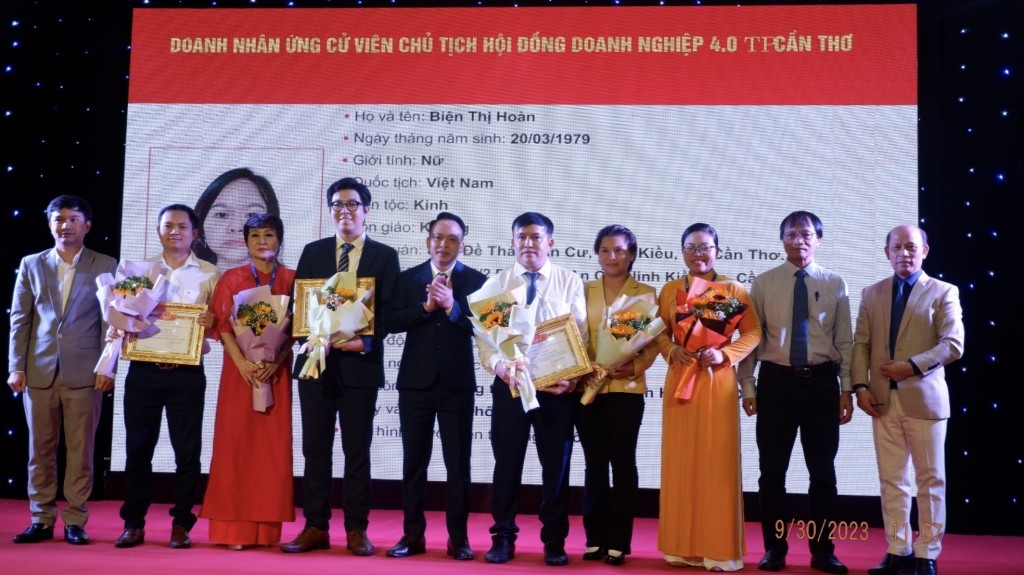 Ông Lê Đình Thường (thứ 5 phải qua) Giám đốc Công ty TNHH Truyền thông tin tức Công nghệ Blockchain Việt Nam được bổ nhiệm Chủ tịch Hội đồng Doanh nghiệp 4.0 Việt Nam (ảnh Đ.Minh)