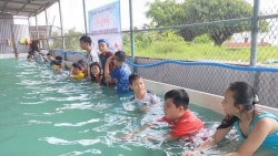 Dạy bơi miễn phí cho các em thiếu nhi có hoàn cảnh khó khăn