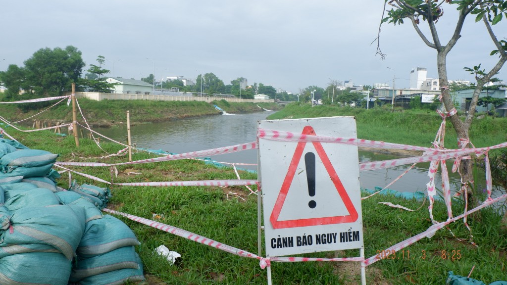 Cơ quan chức năng đặt biển cảnh báo nguy hiểm và giăng dây để cảnh báo người dân (ảnh Đ.Minh) Cơ quan chức năng đặt biển cảnh báo nguy hiểm và giăng dây để cảnh báo người dân (ảnh Đ.Minh)