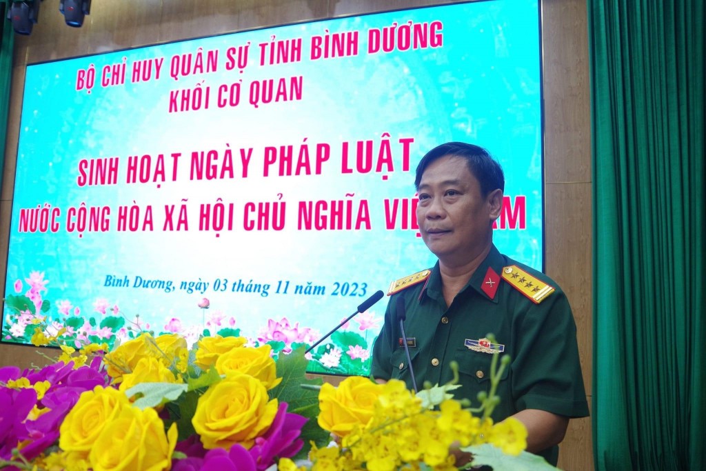  Đại tá Lê Minh Phương, Chủ nhiệm Chính trị, Bộ CHQS tỉnh phát biểu chỉ đạo buổi sinh hoạt Ngày Pháp luật Việt Nam 2023