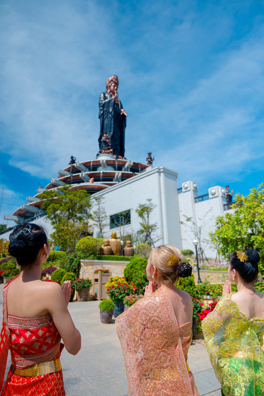 Xúc động những khoảnh khắc du khách chiêm bái núi Bà Đen, Tây Ninh