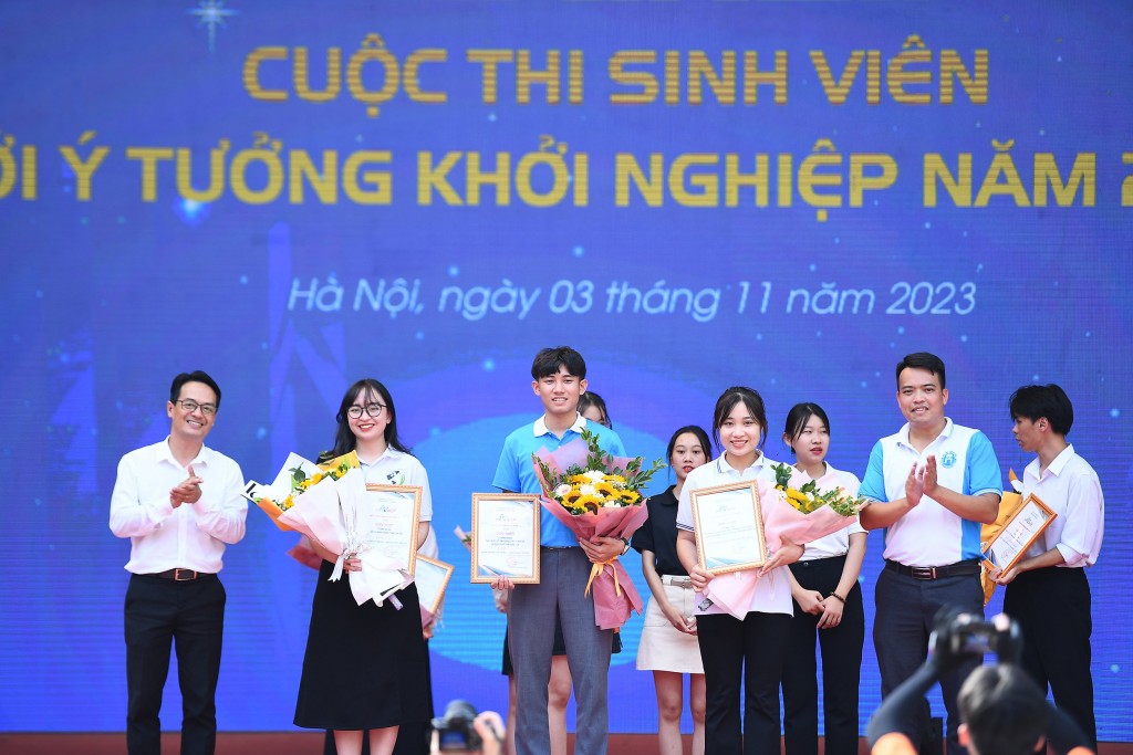 Các bạn sinh viên được khen thưởng tại ngày hội