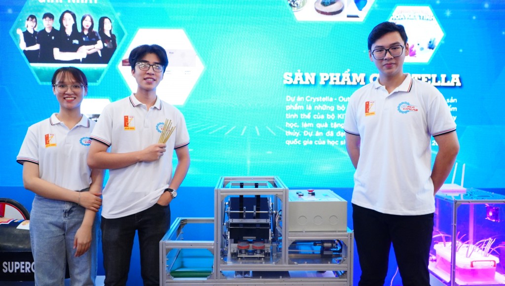 Hải Nam (cầm ống hút oganic) và đại diện nhóm bạn chế tạo ra máy sản xuất ống hút oganic tại Đại hội đại biểu Hội Sinh viên Việt Nam thành phố Hà Nội lần thứ VIII, nhiệm kỳ 2023-2028.
