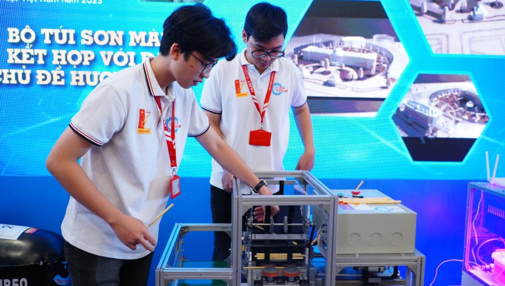 Nguyễn Hải Nam (phía trên) đang giới thiệu sản phẩm tại Đại hội đại biểu Hội Sinh viên Việt Nam thành phố Hà Nội lần thứ VIII, nhiệm kỳ 2023-2028.