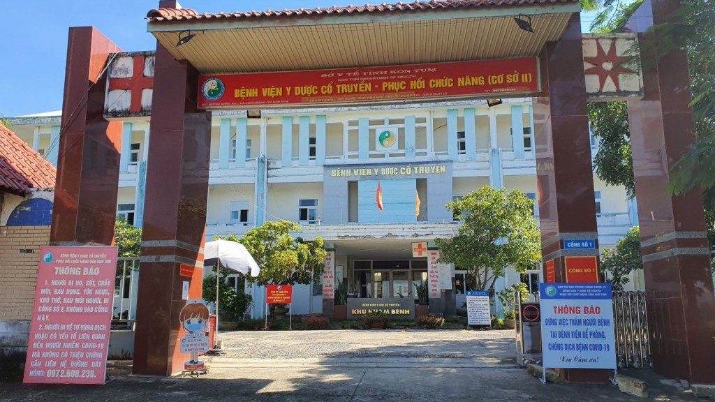 Kon Tum: Giám đốc bệnh viện bị cách chức vì có con riêng