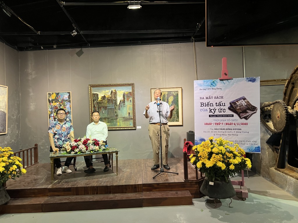 Nhà thơ Nguyễn Thụy Kha phát biểu tại buổi ra mắt cuốn sách