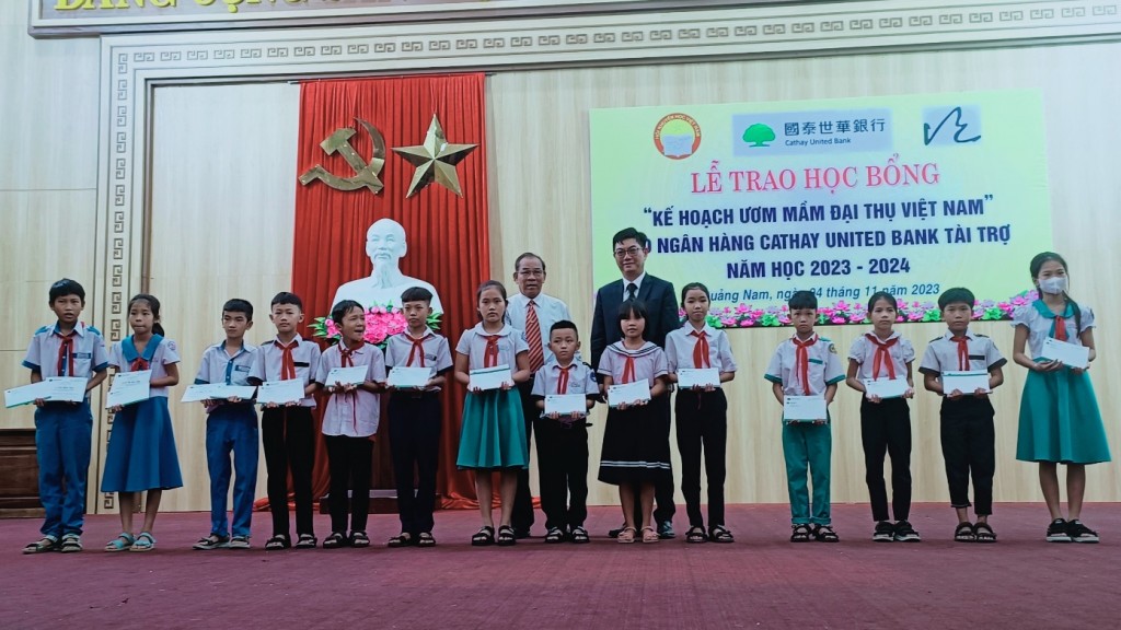 Các em học sinh nhận học bổng trong dịp này (Ảnh, nguồn: quangnam.gov.vn)