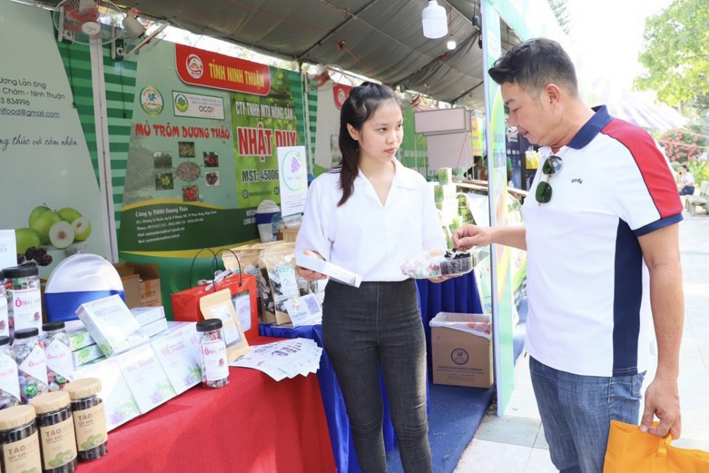Tại ngày hội 24 gian hàng trưng bày, giới thiệu về sản phẩn OCOP, sản phẩm đặc thù, sản phẩm du lịch của Ninh Thuận, đặc biệt nơi đây là thủ phủ của nho