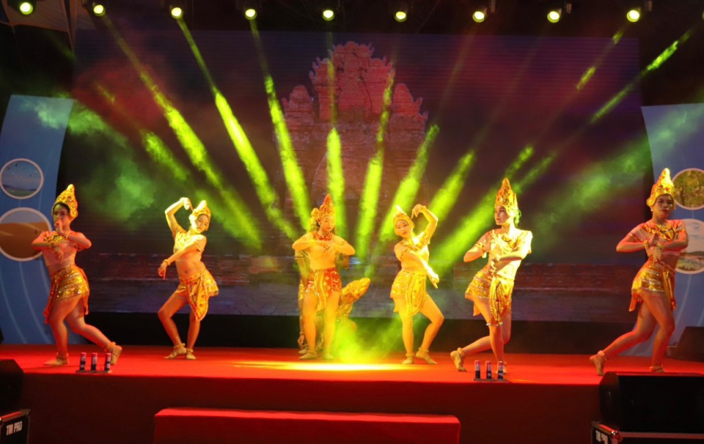Chương trình nghệ thuật sân khấu ngoài trời tại bến Ninh Kiều thu hút du khách bởi điệu múa đặc trưng của đoàn nghệ thuật tỉnh Ninh Thuận