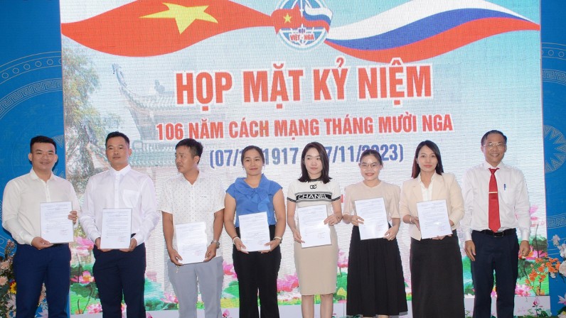 Họp mặt kỷ niệm 106 năm ngày Cách mạng tháng Mười Nga