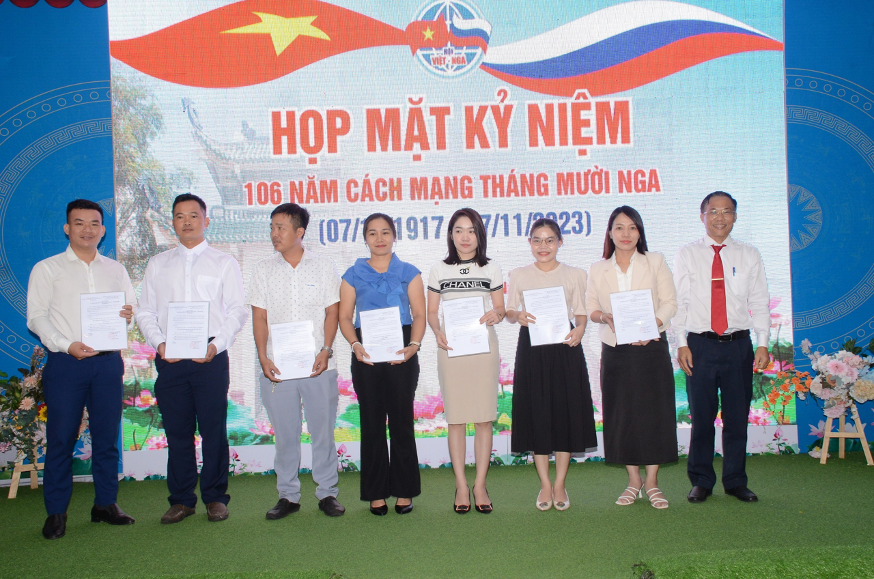 Họp mặt kỷ niệm 106 năm ngày Cách mạng tháng Mười Nga