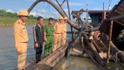 Công an tỉnh Thái Bình bắt giữ 2 tàu khai thác cát trái phép