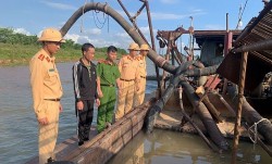 Công an tỉnh Thái Bình bắt giữ 2 tàu khai thác cát trái phép