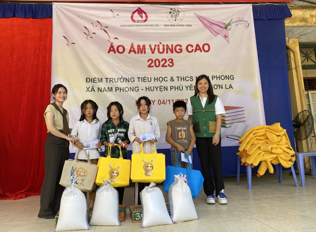 Các tình nguyện viên trao quà tới học sinh vùng cao