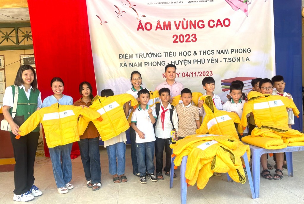 Những chiếc áo ấm màu vàng