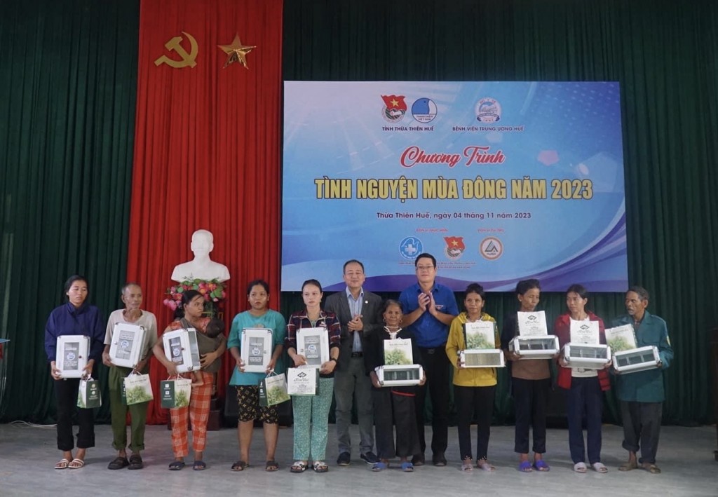 hỗ trợ 10 tủ thuốc gia đình cho 10 hộ dân tại xã Thượng Long, huyện Nam Đông (ảnh thanhnien.tth.gov)