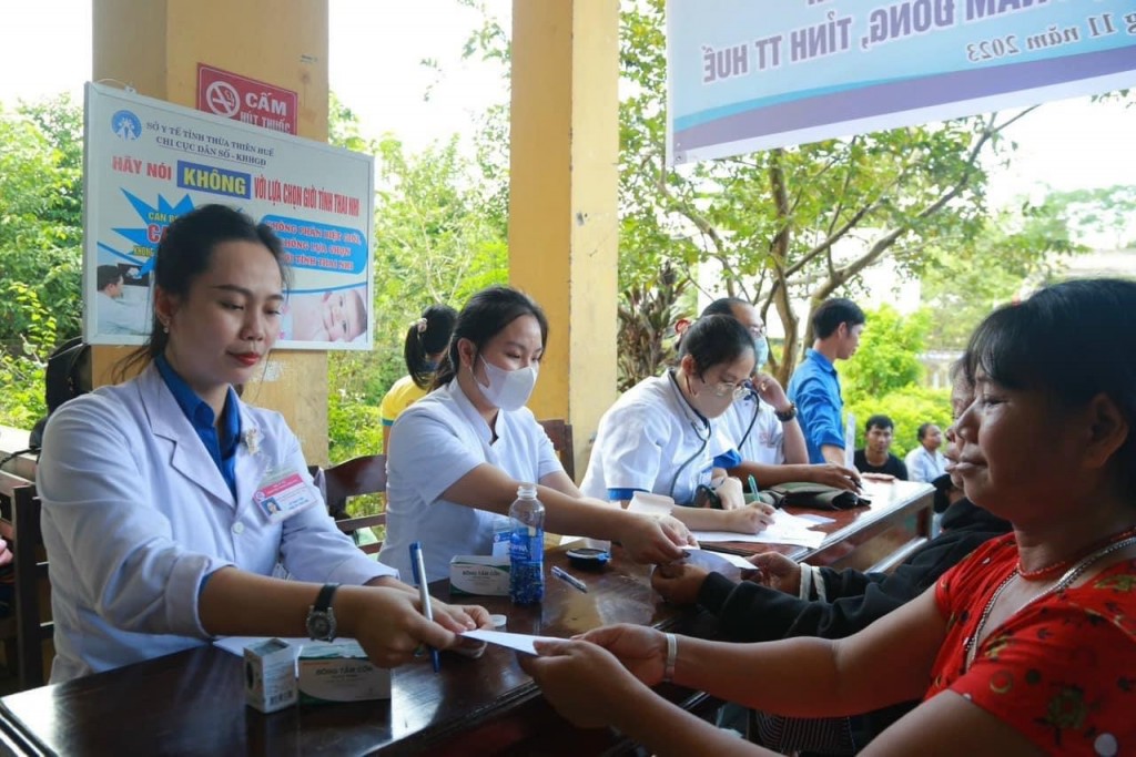 Tổ chức khám bệnh chuyên sâu và cấp phát thuốc miễn phí cho người dân có hoàn cảnh khó khăn (ảnh thanhnien.tth.gov)