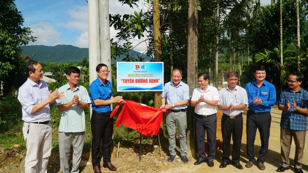 Tỉnh đoàn Thừa Thiên – Huế bàn giao công trình thanh niên “Tuyến đường xanh” tại xã Thượng Long, huyện Nam Đông (ảnh thanhnien.tth.gov)