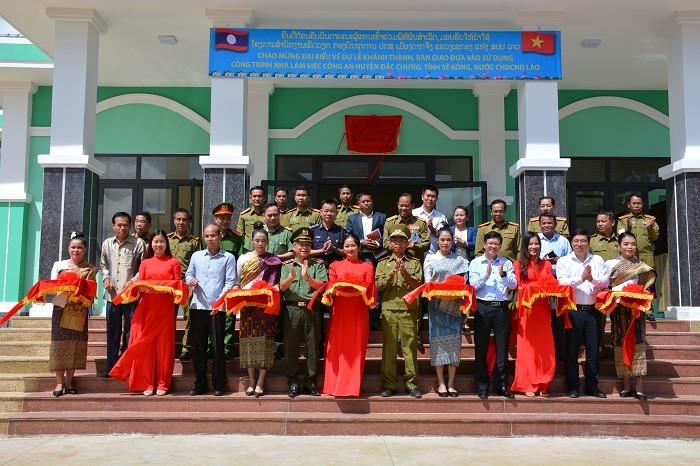 Các đồng chí lãnh đạo 2 tỉnh tham gia nghi lễ cắt băng khánh thành và bàn giao công trình “Nhà làm việc Công an huyện Đắc Chưng