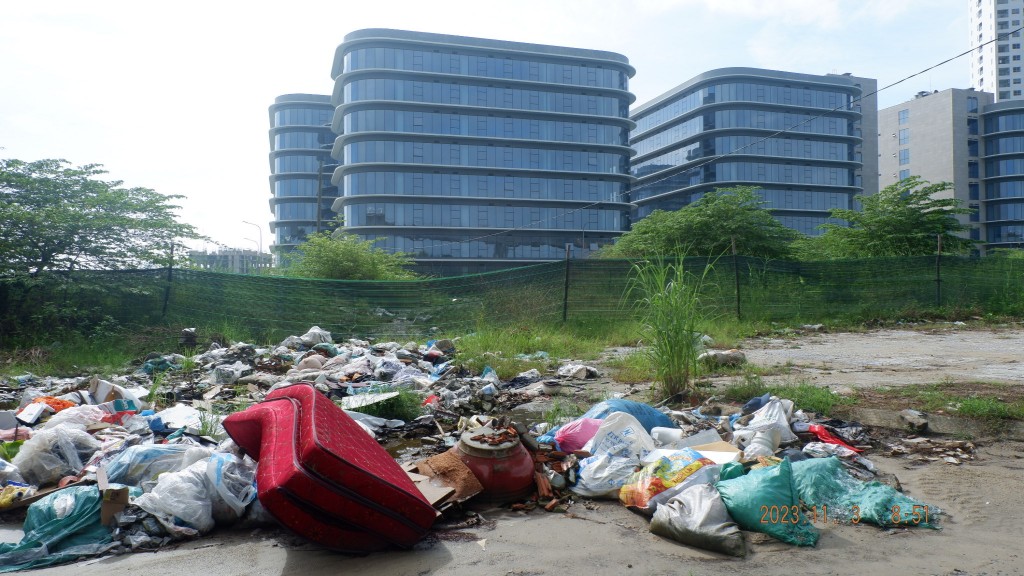 Quanh khu vực dự án nhếch nhác, xuất hiện tình trạng đổ rác, tập kết rác trái phép gây ô nhiễm môi trường (ảnh Trần Tuấn)
