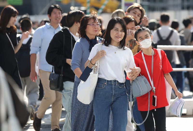 Ngày 4/11/2023, tại Shibuya, thủ đô Tokyo, nhiệt độ như mùa hè đã khiến nhiều người đi bộ phải mặc áo cộc tay (Ảnh: Mainichi)