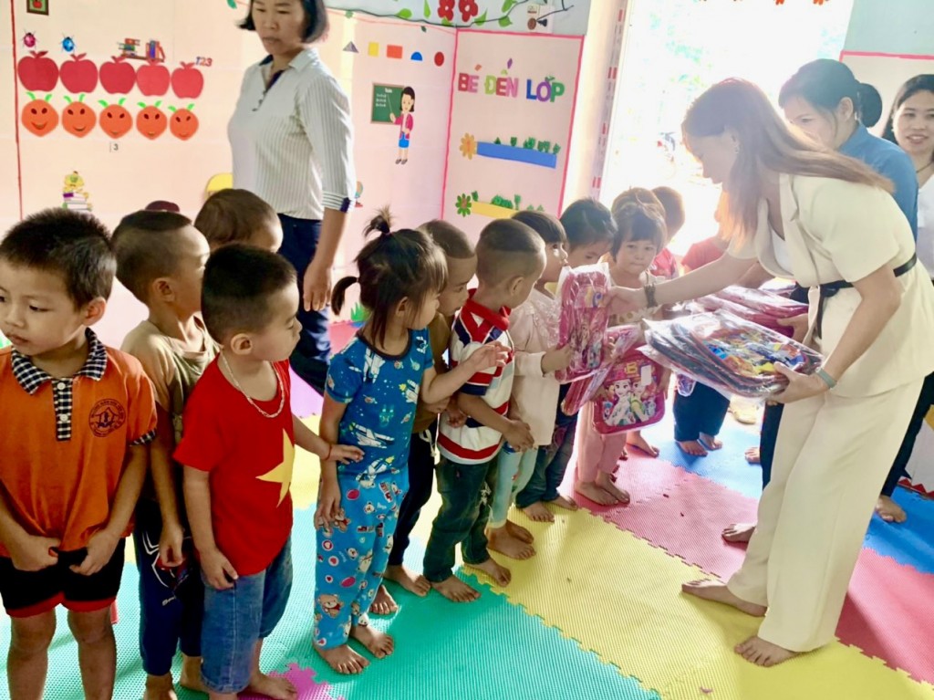 Doanh nhân Lý Thị Quy trao quà tới các em nhỏ tại Vị Xuyên (Hà Giang)