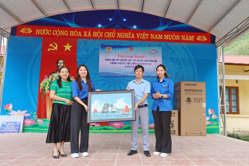 Thầy Triệu Quốc Việt -  hiệu trưởng nhà trường nhận quà lưu niệm của Coing ty