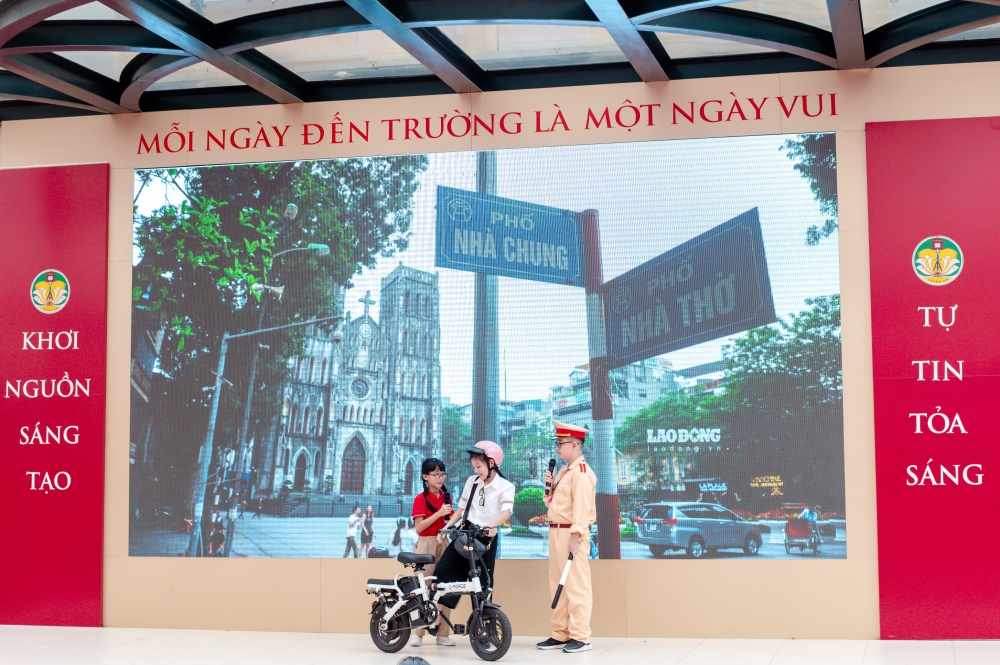 Học sinh Hoàn Kiếm sôi nổi hưởng ứng Ngày Pháp luật Việt Nam