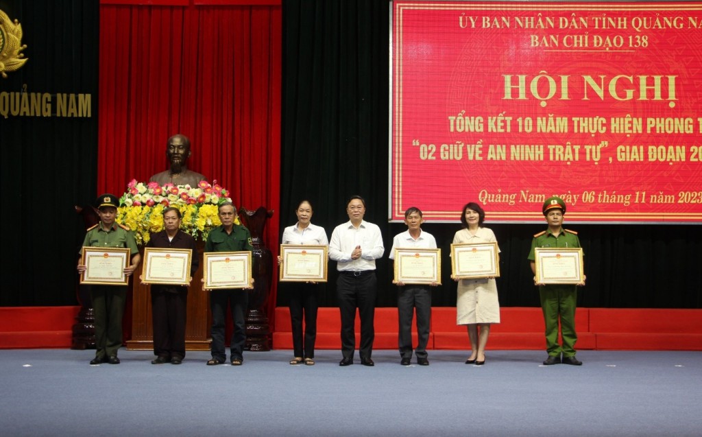 Ông Lê Trí Thanh - Chủ tịch UBND tỉnh Quảng Nam tặng bằng khen cho các cá nhân, tập thể điển hình trong 10 năm thực hiện phong trào “2 giữ về an ninh trật tự” (Ảnh, nguồn: quangnam.gov.vn)