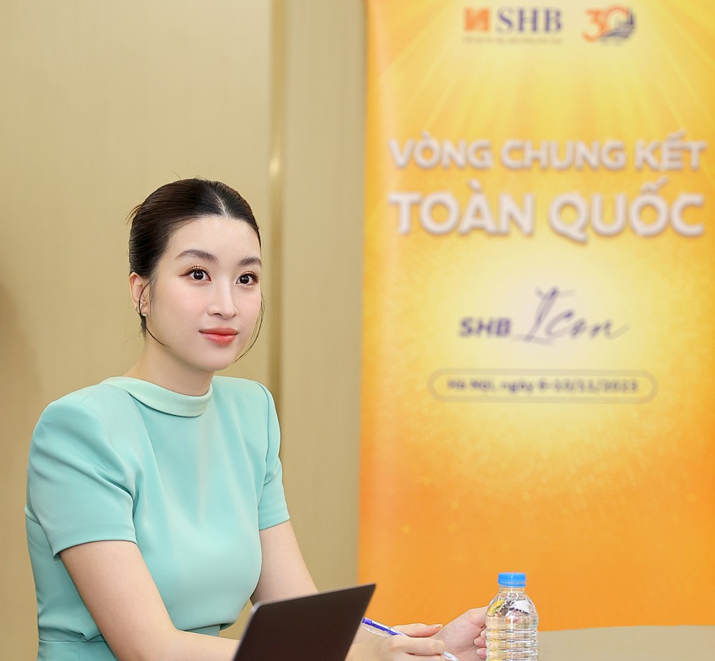 Đỗ Mỹ Linh training ứng xử cho thí sinh SHB Icon