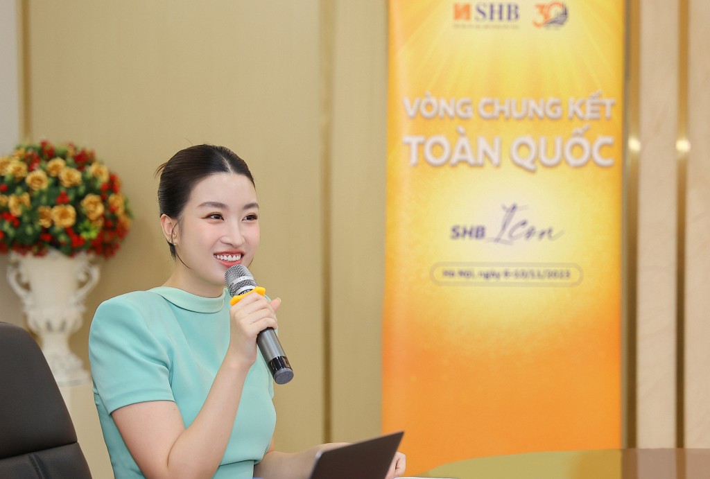 Đỗ Mỹ Linh training ứng xử cho thí sinh SHB Icon