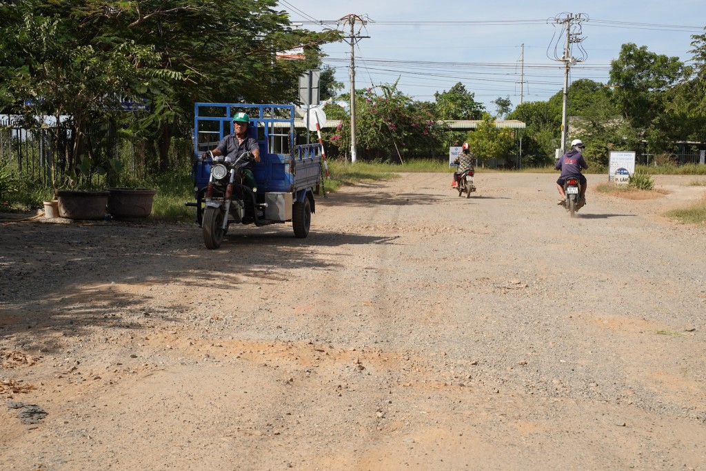 Nhiều đoạn đường dân sinh bị hư hỏng, nhiều ổ gà, chưa được tráng nhựa hoặc trải đá dăm, các phương tiện lưu thông qua đây gặp nhiều khó khăn, gây khói bụi (ảnh binhthuan.gov)