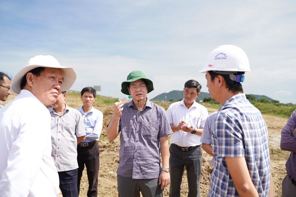 Phó Chủ tịch UBND tỉnh Bình Thuận, Nguyễn Hồng Hải yêu cầu 2 Ban Quản lý dự án khẩn trương làm ngay trong tháng 11/2023 các đoạn, tuyến đường đã mượn chở vật liệu thi công 2 tuyến cao tốc (ảnh binhthuan.gov)