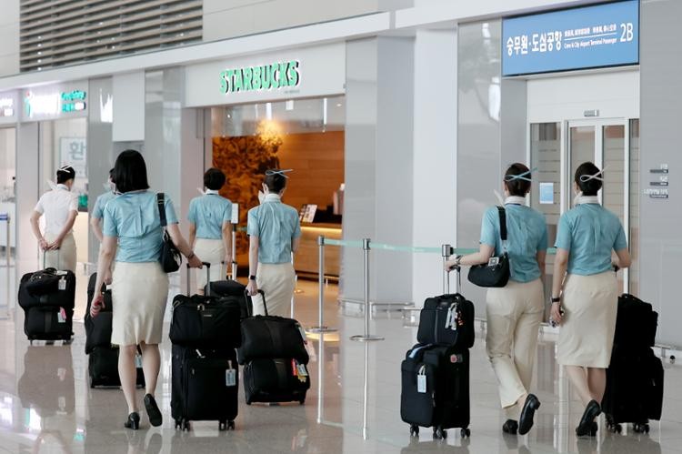 Các thành viên phi hành đoàn của Korean Air tại Sân bay Quốc tế Incheon, tháng 7/2022 (Ảnh: Yonhap)