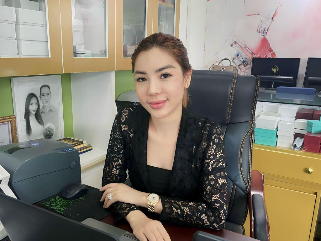 Phan Thu Hằng nối nghề thiết kế trang sức của gia đình