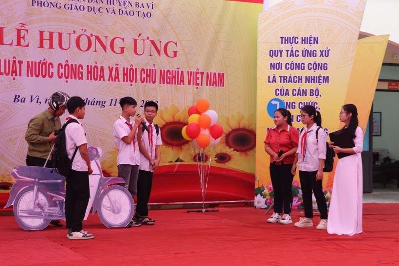 Học sinh hào hứng tìm hiểu pháp luật về an toàn giao thông
