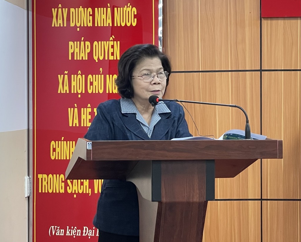 bà Vũ Kim Hạnh, Chủ tịch Hội DN HVNCLC thông tin về diễn đàn tại buổi họp báo